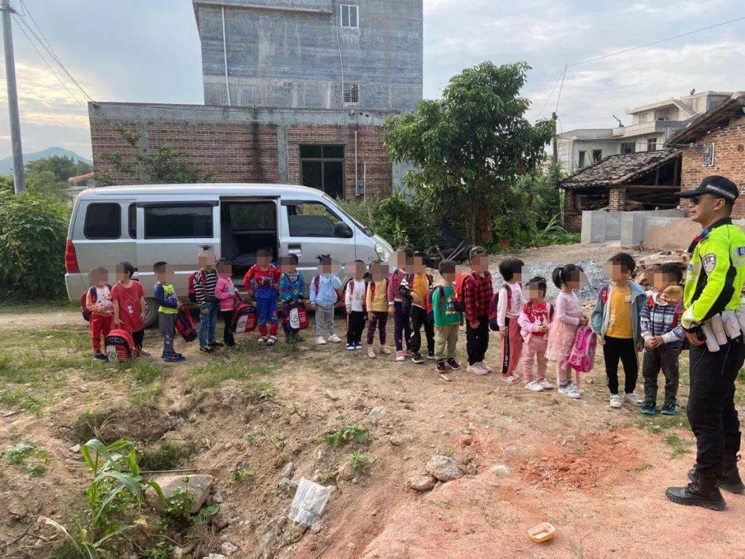 廣西：梧州這輛 “黑校車” 讓人嚇一跳！如此超載，實在危險