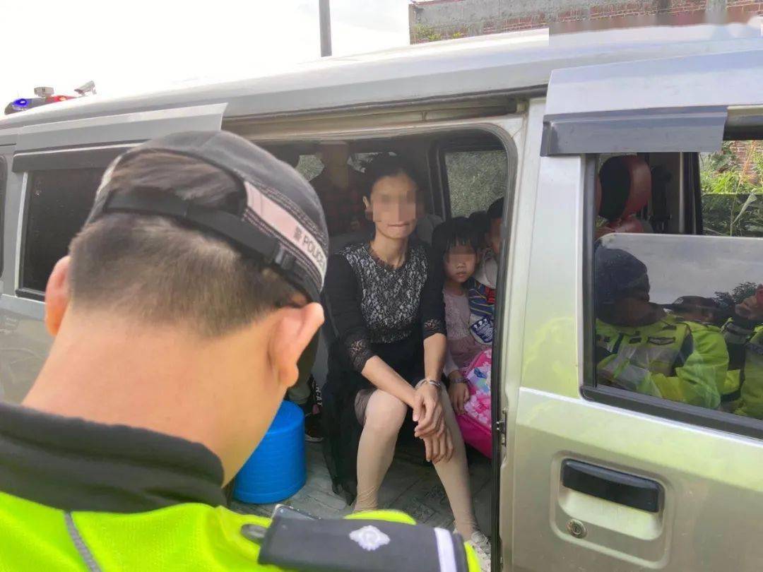 廣西：梧州這輛 “黑校車” 讓人嚇一跳！如此超載，實在危險