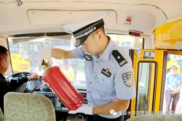 六盤水交警開展2021年“今冬明春”校車聯(lián)合安全整治行動(dòng)
