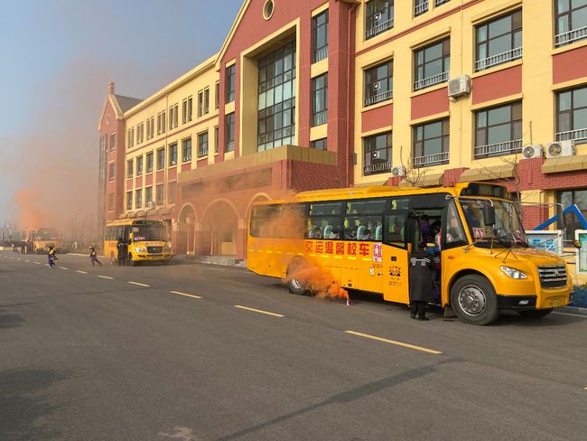 膠州市慧海小學(xué)舉行文明乘車暨校車應(yīng)急逃生演練