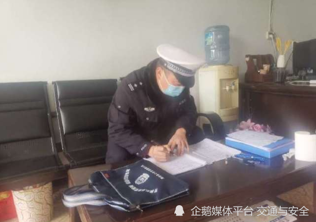 漯河舞陽縣交警大隊重監(jiān)辦民警開展校車交通安全隨機抽檢，排查整治校車安全隱患