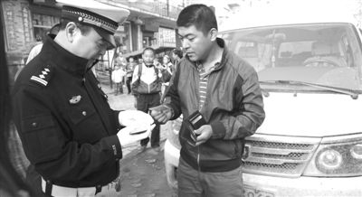 交警嚴查校車、送子車。 