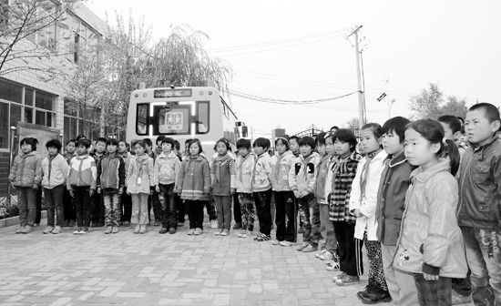蘭州城關(guān)交警大隊民警檢查校車設(shè)施配備