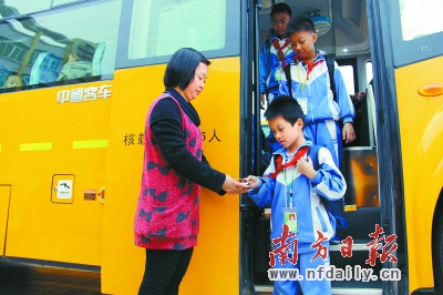 孩子們通過刷卡上車，進(jìn)行全方位的實(shí)時(shí)記錄。