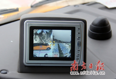 校車安裝有GPS系統(tǒng)和電子感應(yīng)系統(tǒng)。