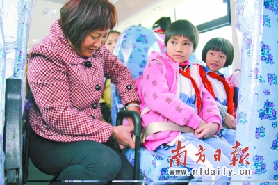 校車照管員悉心照顧，接送環(huán)節(jié)執(zhí)行標(biāo)準(zhǔn)化操作。