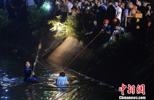 湖南一幼兒園校車(chē)翻入水庫(kù)致11死現(xiàn)場(chǎng)嚎哭不斷（圖）