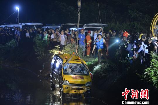 湖南幼兒園校車(chē)翻入水庫(kù)致11死 包括8名幼兒(圖)