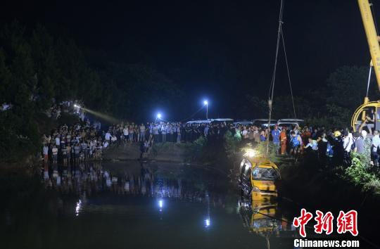 湖南幼兒園校車(chē)翻入水庫(kù)致11死 包括8名幼兒(圖)