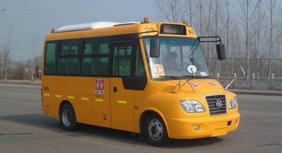 上學路上，大鼻子校車保安全