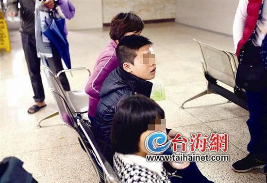 學(xué)生們?cè)卺t(yī)院處理傷口
