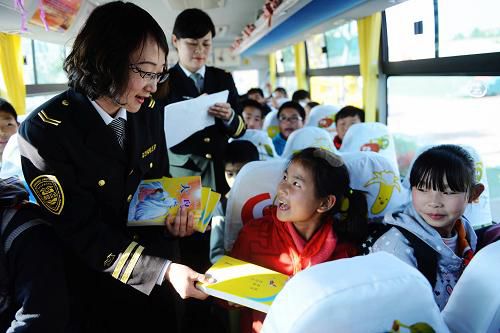4月22日青島市校車上開展青少年流動書香活動