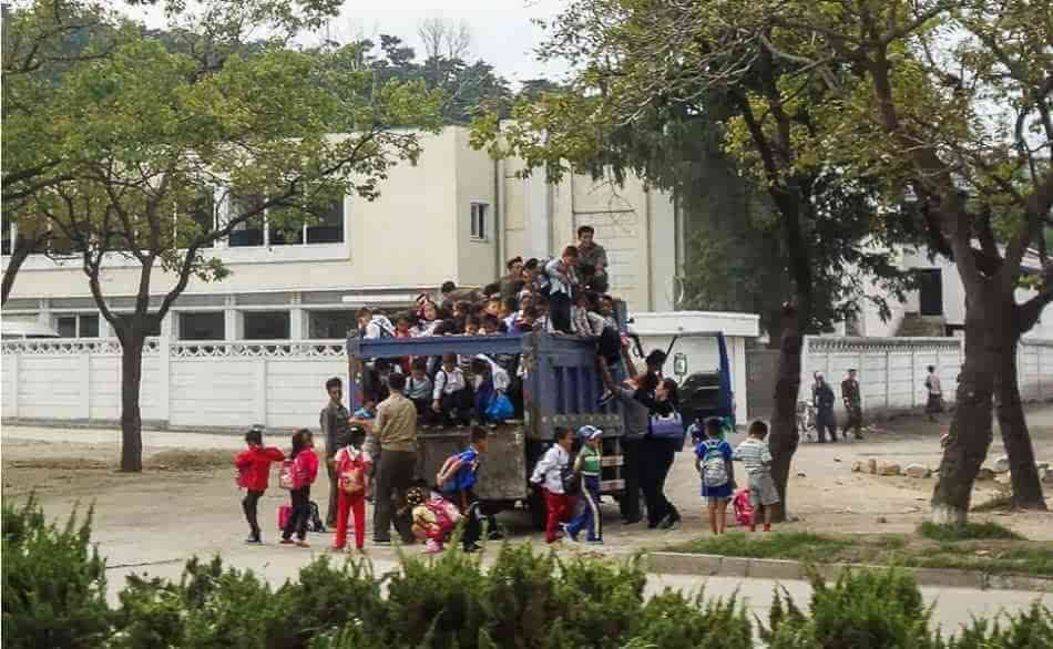 老外游朝鮮時(shí)拍的照片 校車畫面有點(diǎn)驚人