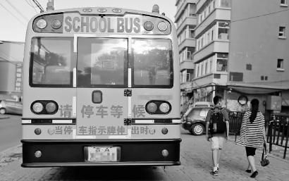 停在街邊的校車。隨著新學期的開始，很多家長發(fā)現(xiàn)校車被取消了 新文化記者 孫立國 攝 