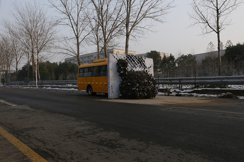 客戶見(jiàn)證第一碰 宇通校車成功挑戰(zhàn)撞墻測(cè)試