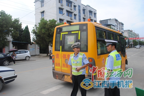 武寧交警為每一輛國標(biāo)校車噴涂隊(duì)屬車輛“身份證”號