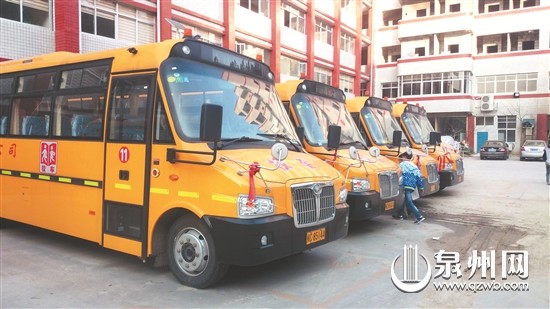 學(xué)生搭乘國標(biāo)校車，安全更有保障。