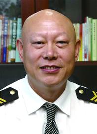 校車阿姨背著腳傷孩子上下學(xué) 用真心溫暖學(xué)生