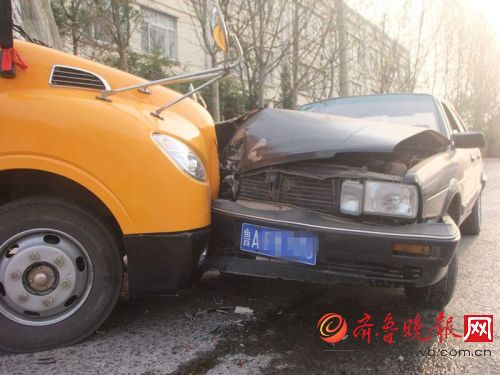 一輛載有20多名小學(xué)生的校車與一輛轎車發(fā)生撞擊事故，轎車車損嚴(yán)重。肇事的轎車司機(jī)下車查看后，旋即棄車跑了。幸運(yùn)的是，兩車車主和校車上的孩子們并無人員傷亡。