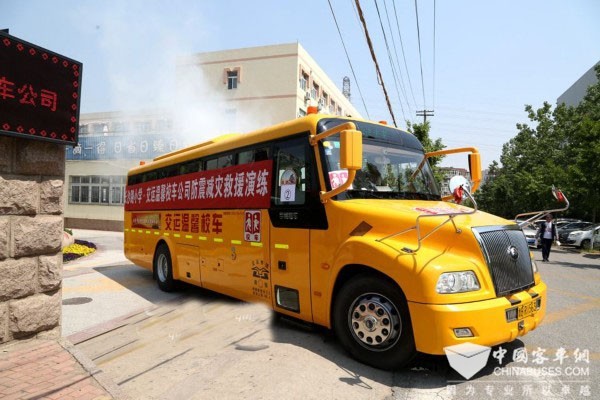 防震演習進校園，宇通校車變身救援“擎天柱”