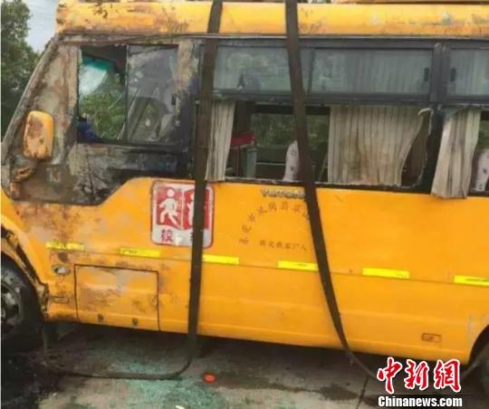 28日上午，廣東東莞塘廈鎮(zhèn)發(fā)生一起校車側(cè)翻事件，事故造成1名11歲的女學(xué)生死亡，另有14名學(xué)生與1名跟車員、1名司機(jī)受輕傷被送往醫(yī)院接受檢查。圖為救援現(xiàn)場。