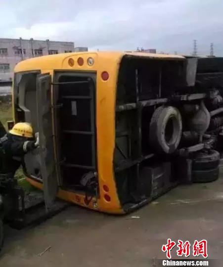 28日上午，廣東東莞塘廈鎮(zhèn)發(fā)生一起校車側(cè)翻事件，事故造成1名11歲的女學(xué)生死亡，另有14名學(xué)生與1名跟車員、1名司機(jī)受輕傷被送往醫(yī)院接受檢查。圖為救援現(xiàn)場。