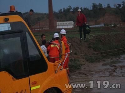 內(nèi)蒙古校車(chē)被困泥水中，消防官兵助理脫困