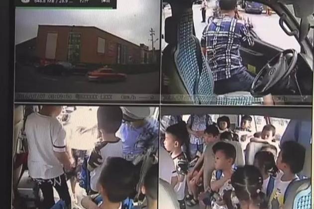 湖南株洲某幼兒園校車超載，司機態(tài)度令人唏噓