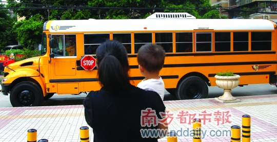 市民對(duì)美國(guó)校車充滿好奇，擔(dān)心車費(fèi)太高“坐不起”。南都記者馬強(qiáng)攝