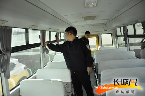 交警排查校車隱患。蔡崢供圖