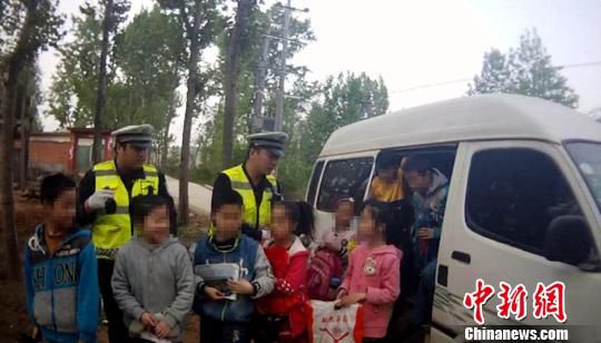 核載8人實(shí)載21人 河南鎮(zhèn)平一黑校車司機(jī)被刑拘