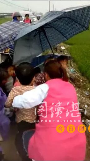 一幼兒園校車側(cè)翻進稻田 居民奮力相救