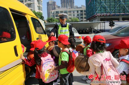 超員100%！山東聊城金色童年幼兒園校車(chē)被查