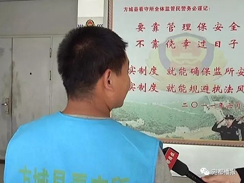 河南方城一黑校車超員100% 司機(jī)醉駕拒絕接受檢查