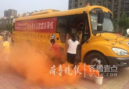 山東德州東七小學(xué)開(kāi)展校車(chē)逃生自救演練