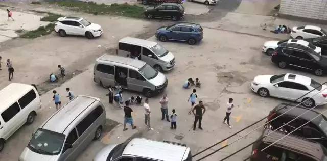 杭州蕭山某地黑校車被曝光！小車塞進(jìn)26個(gè)人，孩子好像疊羅漢