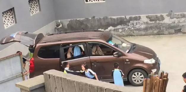 杭州蕭山某地黑校車被曝光！小車塞進(jìn)26個(gè)人，孩子好像疊羅漢