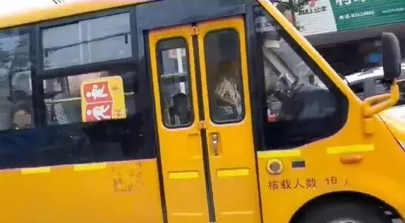 杭州蕭山某地黑校車被曝光！小車塞進(jìn)26個(gè)人，孩子好像疊羅漢