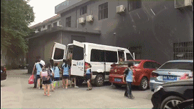 杭州蕭山某地黑校車被曝光！小車塞進(jìn)26個(gè)人，孩子好像疊羅漢