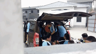 杭州蕭山某地黑校車被曝光！小車塞進(jìn)26個(gè)人，孩子好像疊羅漢