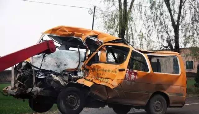 杭州蕭山某地黑校車被曝光！小車塞進(jìn)26個(gè)人，孩子好像疊羅漢