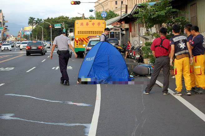 臺灣一校車與機車相撞 機車男被卷入車下輾過當(dāng)場死亡