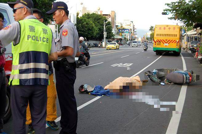臺灣一校車與機車相撞 機車男被卷入車下輾過當(dāng)場死亡