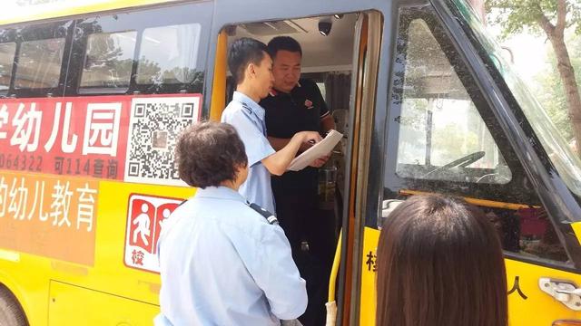 嚴(yán)查校車保安全，廊坊交警一直在路上！