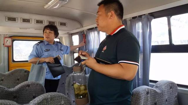 嚴(yán)查校車保安全，廊坊交警一直在路上！