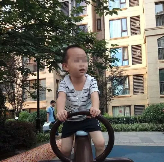 要命！男孩在校車內(nèi)被活活悶死！這事誰來負(fù)責(zé)？