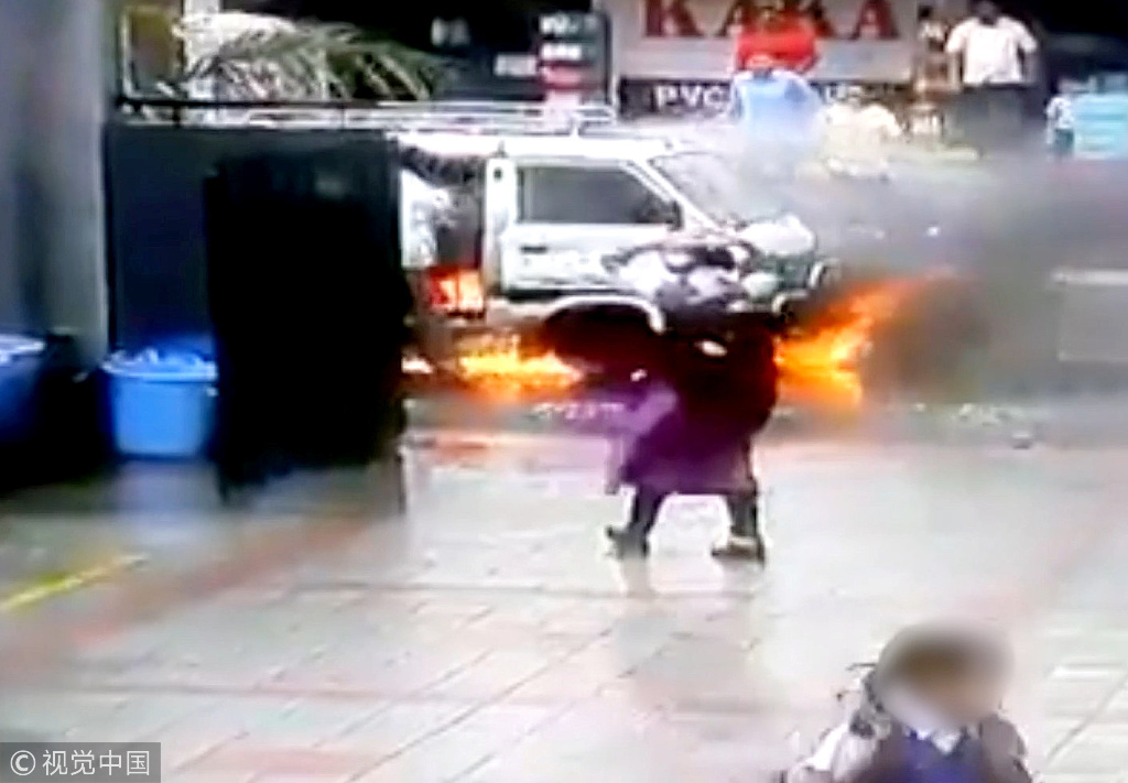 印度一校車突然起火 數(shù)名女學(xué)生驚險(xiǎn)逃生