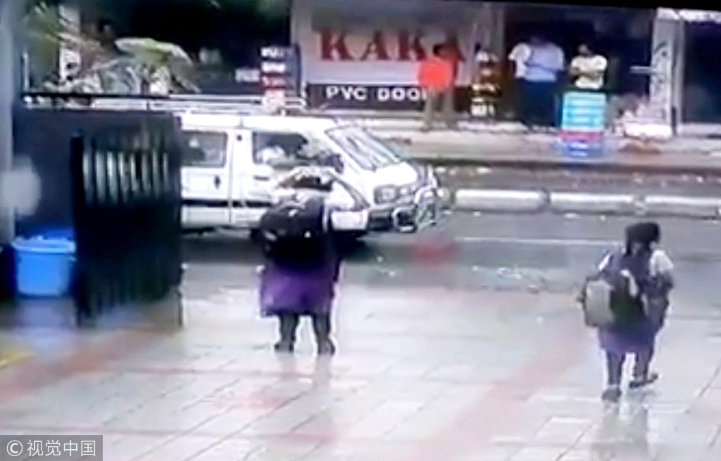 印度一校車突然起火 數(shù)名女學(xué)生驚險(xiǎn)逃生