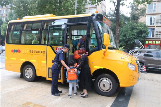 眉山市東坡區(qū)金蘋果幼稚園“校車”正式運行