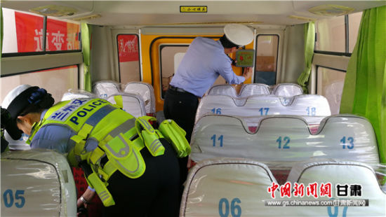 蘭州交警節(jié)前強(qiáng)化校車(chē)檢查 筑牢安全防線
